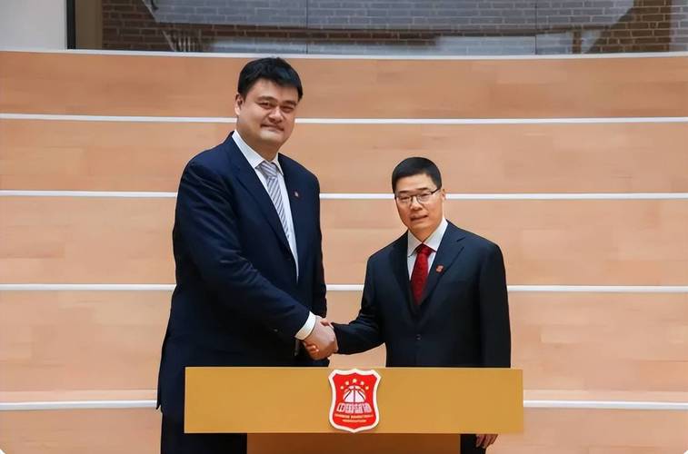 给新一代建议？姚明：我们都很少听父母意见 他们要走出自己人生