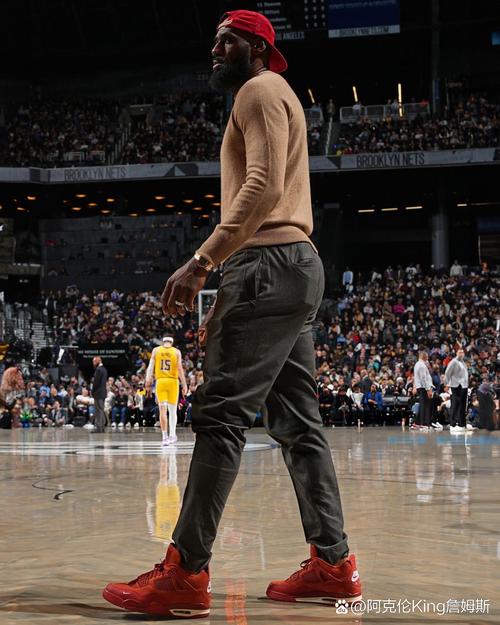 湖人训练备战揭幕战 詹姆斯抱着篮球场边观摩&与教练攀谈