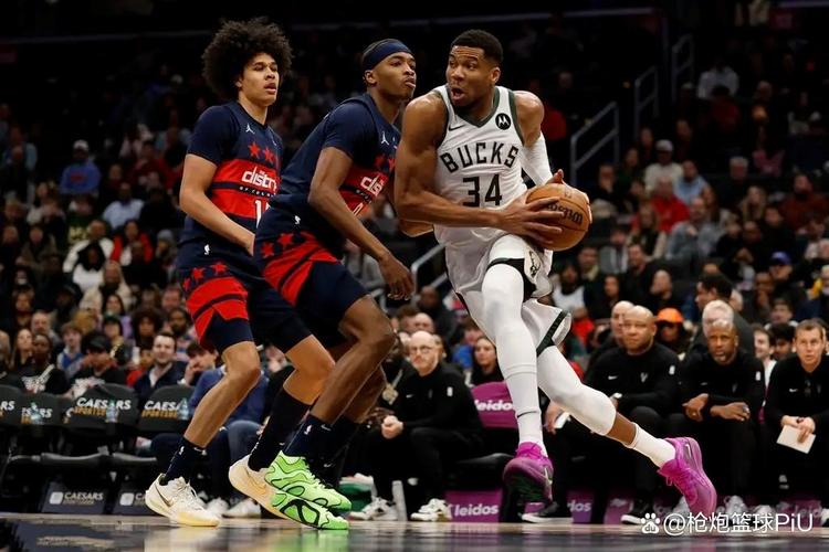 飞天遁地！字母哥脑后摘瓜老队友米德尔顿 随后强起打进加罚