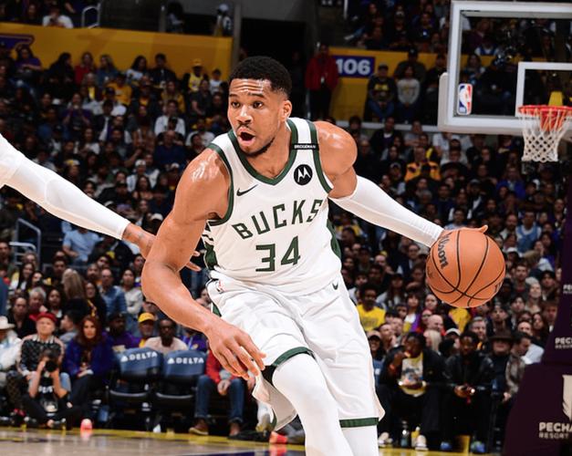 无敌!字母哥上半场两分球6中6砍下13分7篮板3助攻 正负值+14