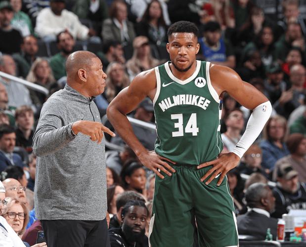 轻轻松松!字母哥首节4中3拿下6分3板2助