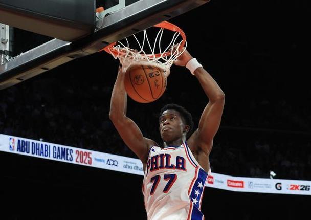 球队新宠！埃奇库姆首秀34分 采访时恩比德马克西等人泼水庆祝