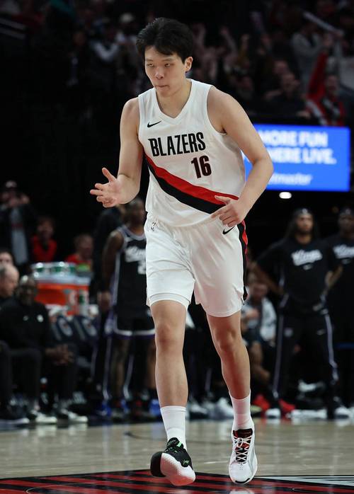 拓记:瀚森只有打比赛才能进步 但球队不认为他能在关键时刻上场