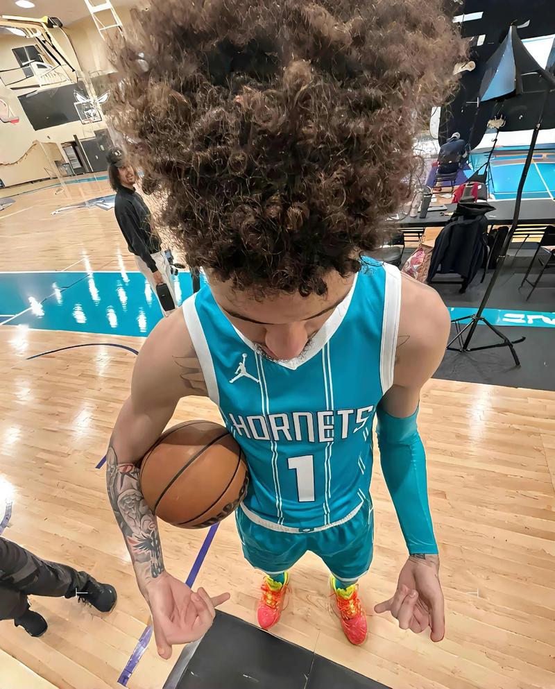 球风确实华丽！拉梅洛-鲍尔连续变向穿花蝴蝶步 抛投拿下2分