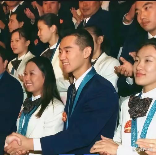 贤内助！铁人队长邦本宜裕社媒晒与妻子共拿中甲奖牌合影，并致谢