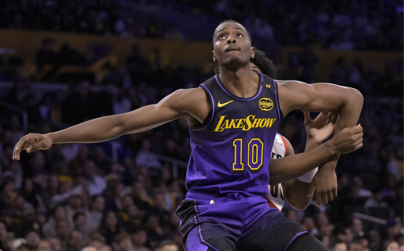 磨合成型！77+里皇+艾顿组成挡拆三叉戟 内线攻防硬度助湖人起飞