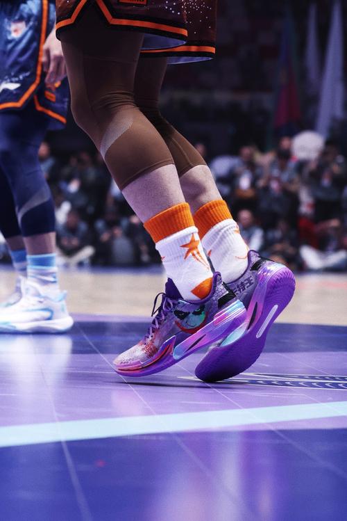 终于穿上进口鞋！库里入场时上脚李宁 韦德之道1 Stingray