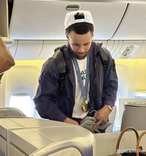 追梦赛后和老队友维金斯寒暄 库里和巴黎奥运队友阿德巴约聊聊