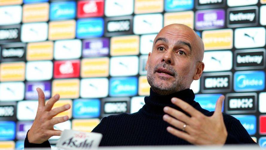 瓜帅点赞👍瓜迪奥拉赛后找主裁握手交流，瓜帅向主裁竖起大拇指