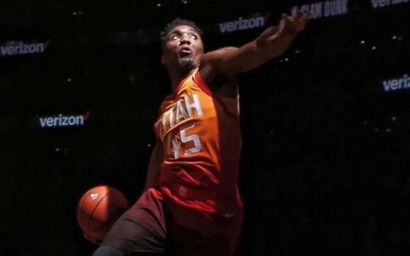 出其不意！米切尔四分卫长传 助攻托马斯·布莱恩特轻松快下扣篮