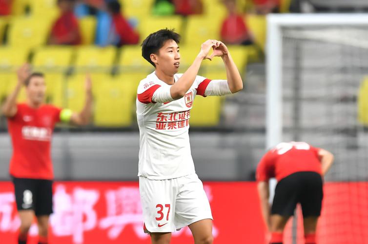 干啥呢？对手门将准备快发，曹永竞上脚撩了一下吃到黄牌！