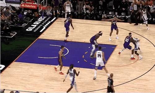 残暴！JJJ上篮被米西高高跃起大帽扇飞 后者还怒吼+秀肌肉！