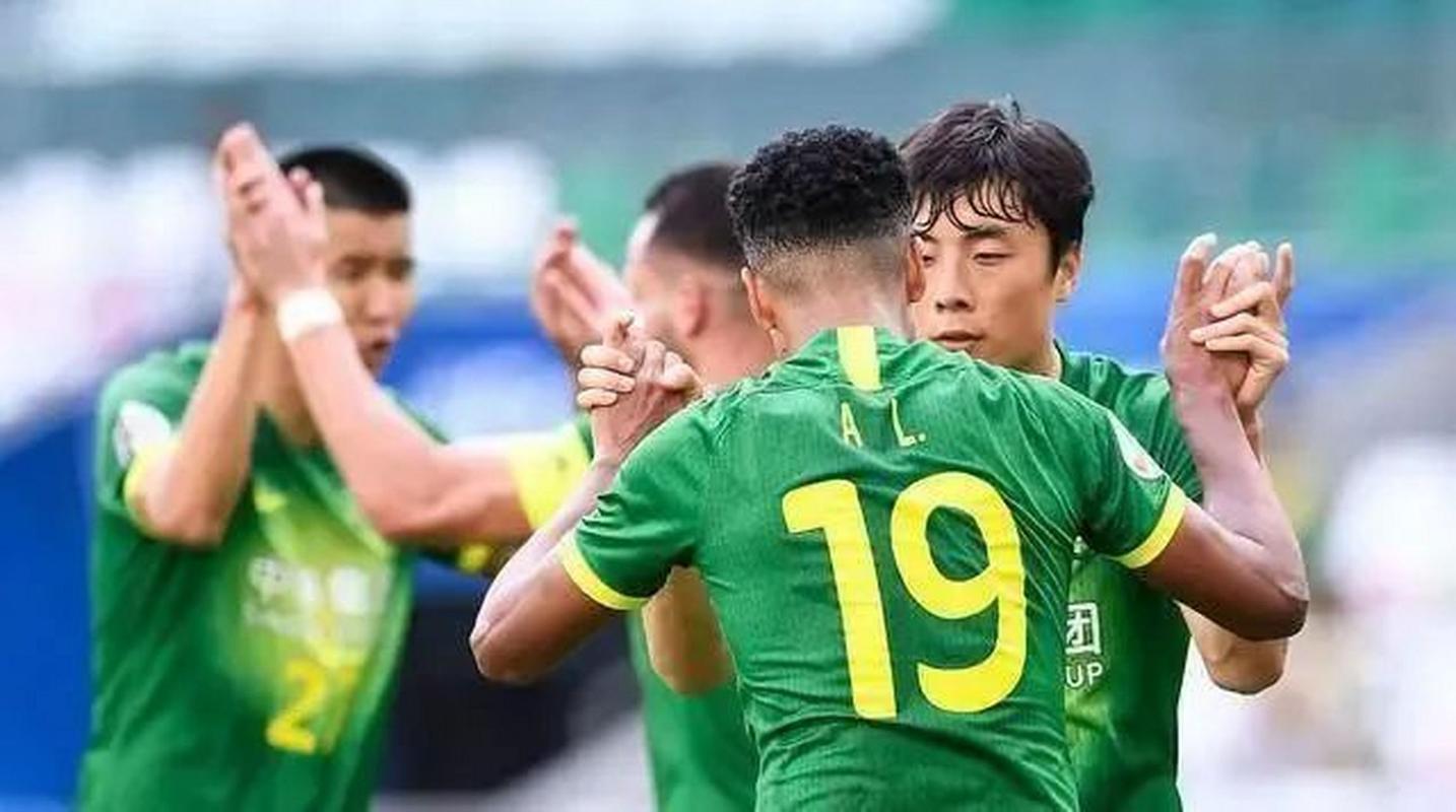 李磊代表中国俱乐部各项职业赛事出场300场，其中国安215场进6球