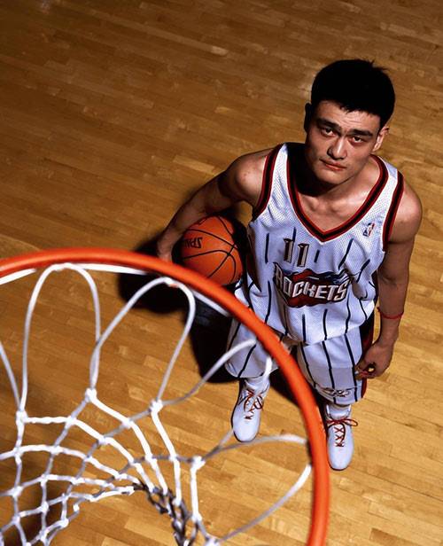 解说：杨瀚森不像姚明 他在备受瞩目时不能够很舒服地做自己