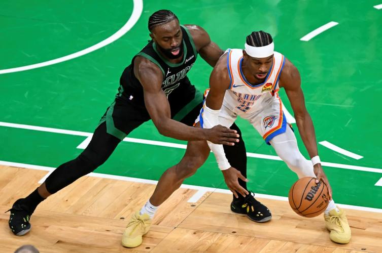 先发制人！杰伦·布朗打满首节12中8独得19分3板2助2断 三分5中3