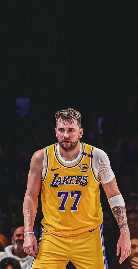 克莱防守未失位 东契奇连续晃动命中三分&随后拍克莱屁股调戏