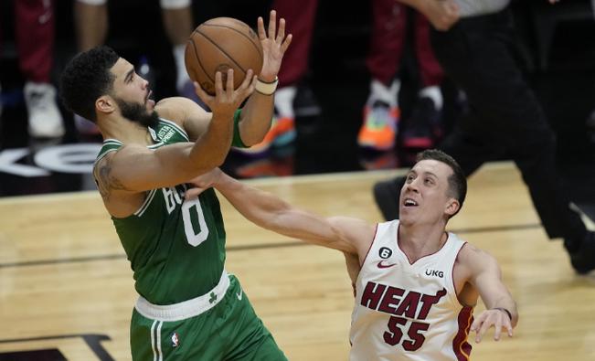 球进灯亮！泰瑞斯·马丁极速推进轰进第三节压哨打板三分