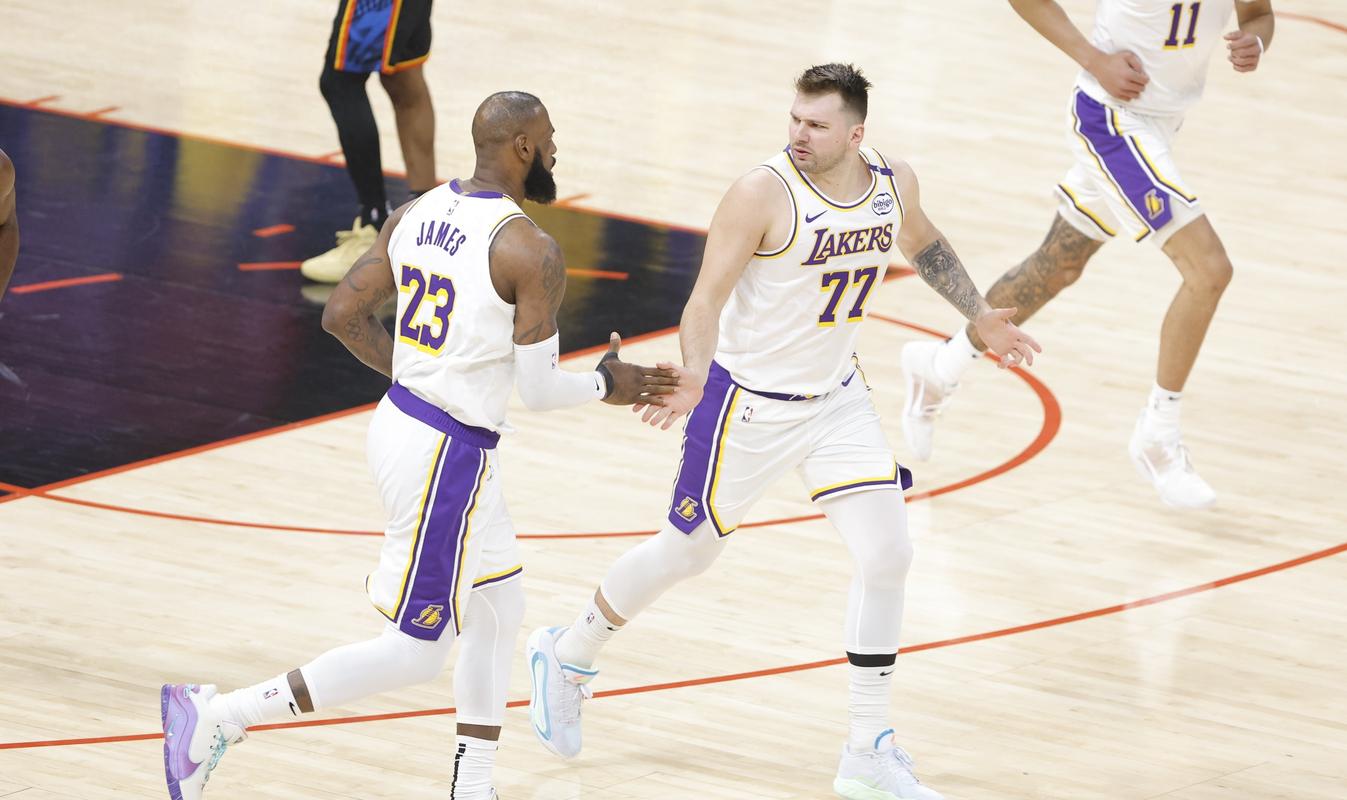 佩林卡赛后球员通道迎接詹姆斯与东契奇：击拳拥抱 勾肩齐走！