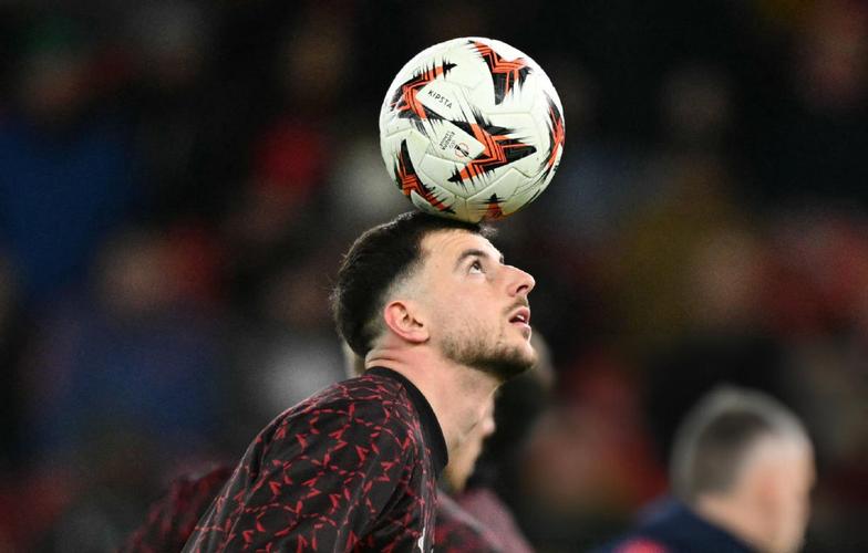 穿云箭破门助曼联逆转取胜，芒特社媒晒滑跪照庆祝胜利