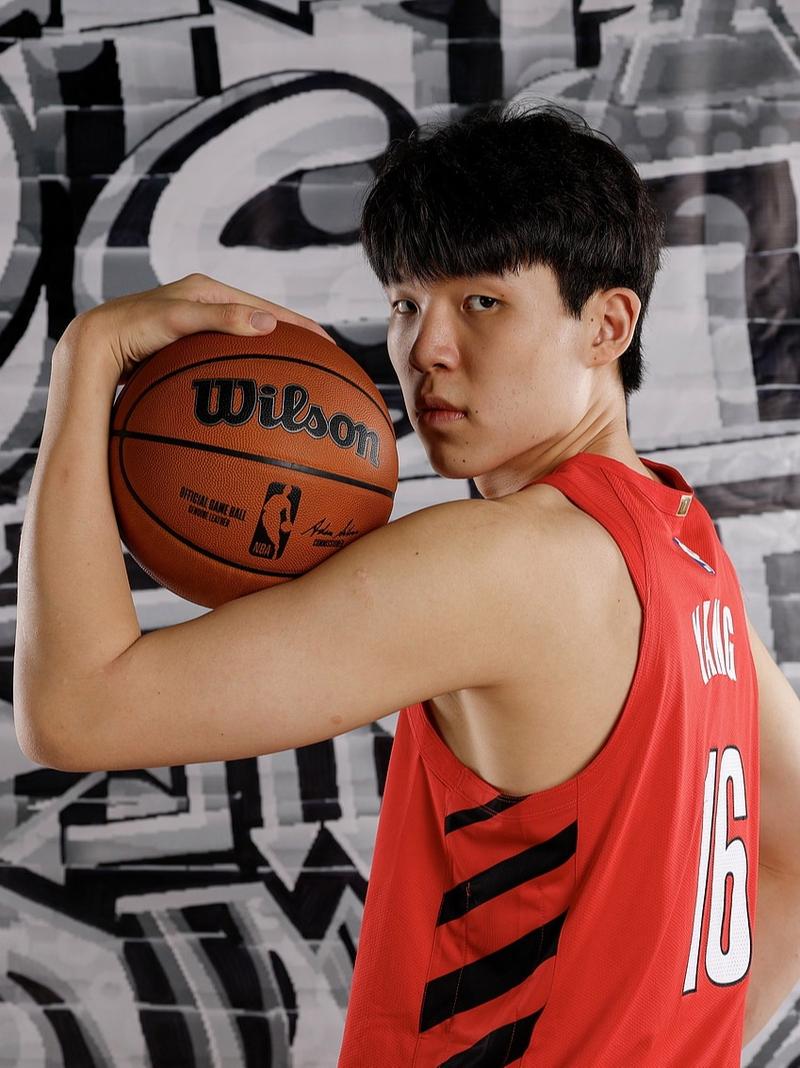 挑战联盟第一！开拓者型男入场秀 杨瀚森黑夹克小粉包反差萌