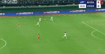 这球没回看！罗德里戈禁区被踢到小腿后倒地，VAR没有介入