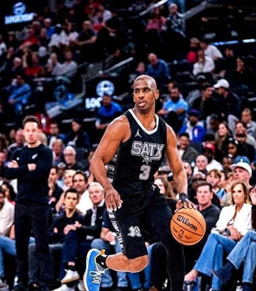 两大传奇控卫！保罗基德场边聊天 转播方晒统计：助攻榜第二第三