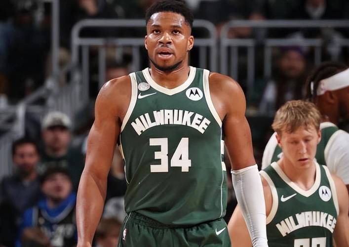 还有彩蛋！字母哥哥垃圾时间送出精彩隔扣 雄鹿替补席兴奋