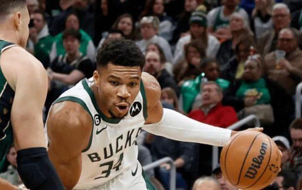 疯狂赢分！字母哥半场10投8中得18分5板1助2断 正负值为+15