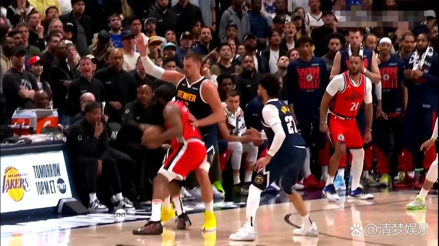 看着都疼！布克突破肘到约基奇下巴 后者痛苦倒地