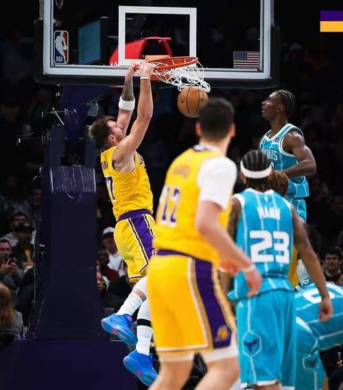 天亮了！小桥底角晃飞巴恩斯后淡定三分命中 黄蜂本场首次领先！